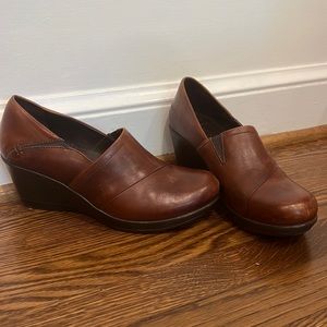 Womens Dansko Rosaline Brown Leather Wedge Heel Clogs sz 40